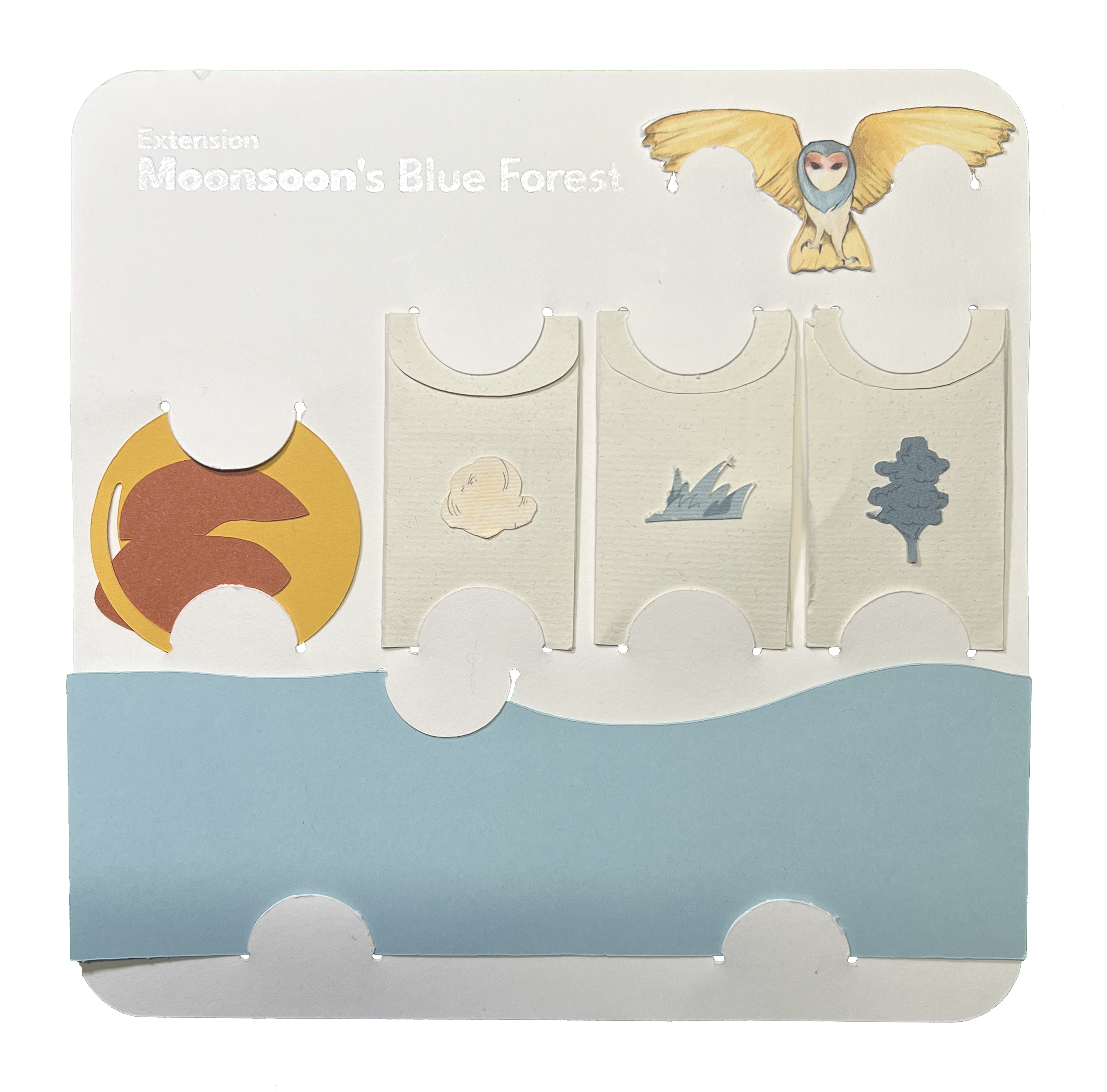 Éléments en papier découpé sur fond crème : hibou en vol, lune ocre superposée, motifs forestiers teals.