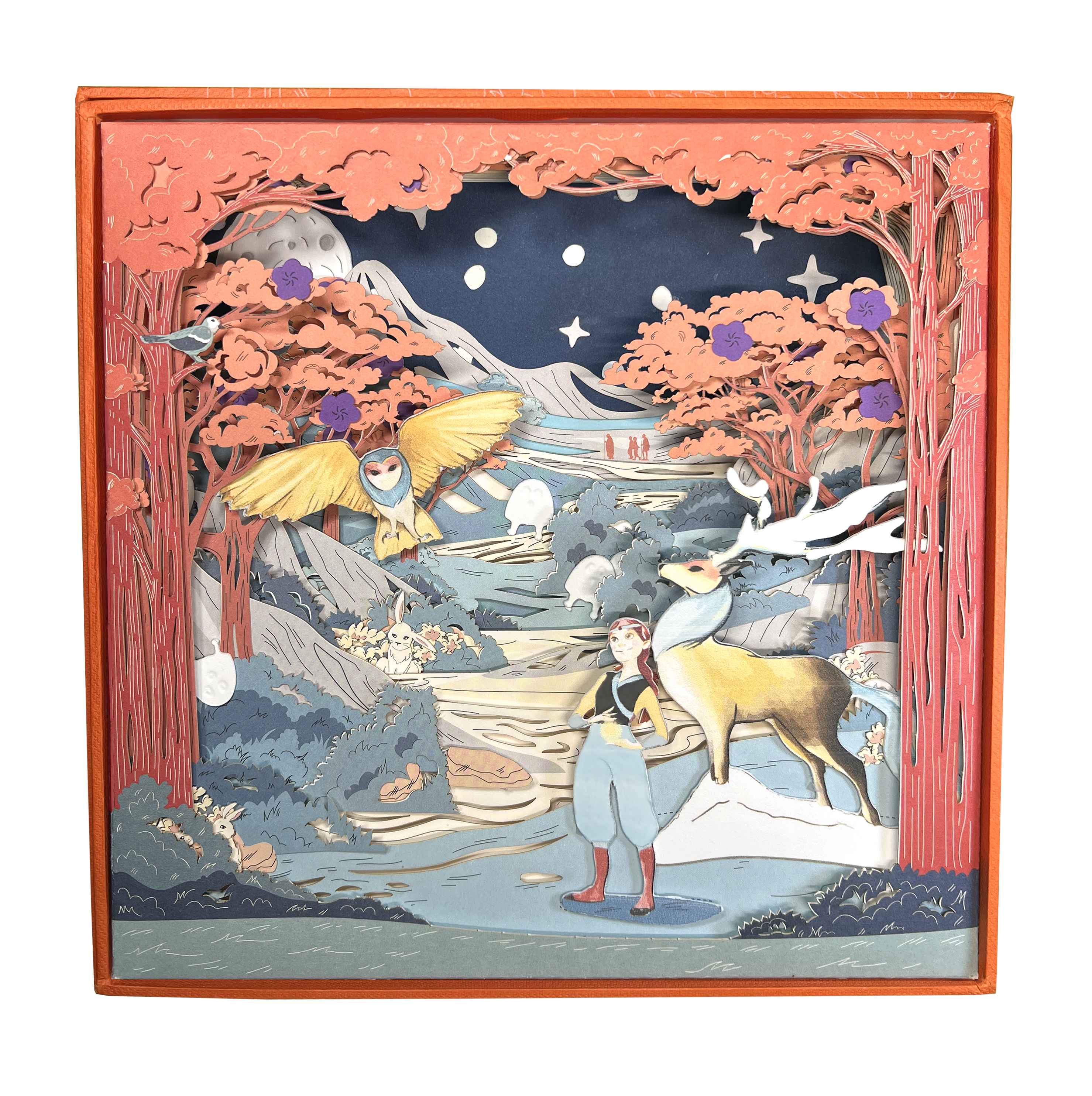 Diorama papier découpé laser : scène forestière en relief, chouette, cerf et promeneur sous arbres corail et ciel étoilé.