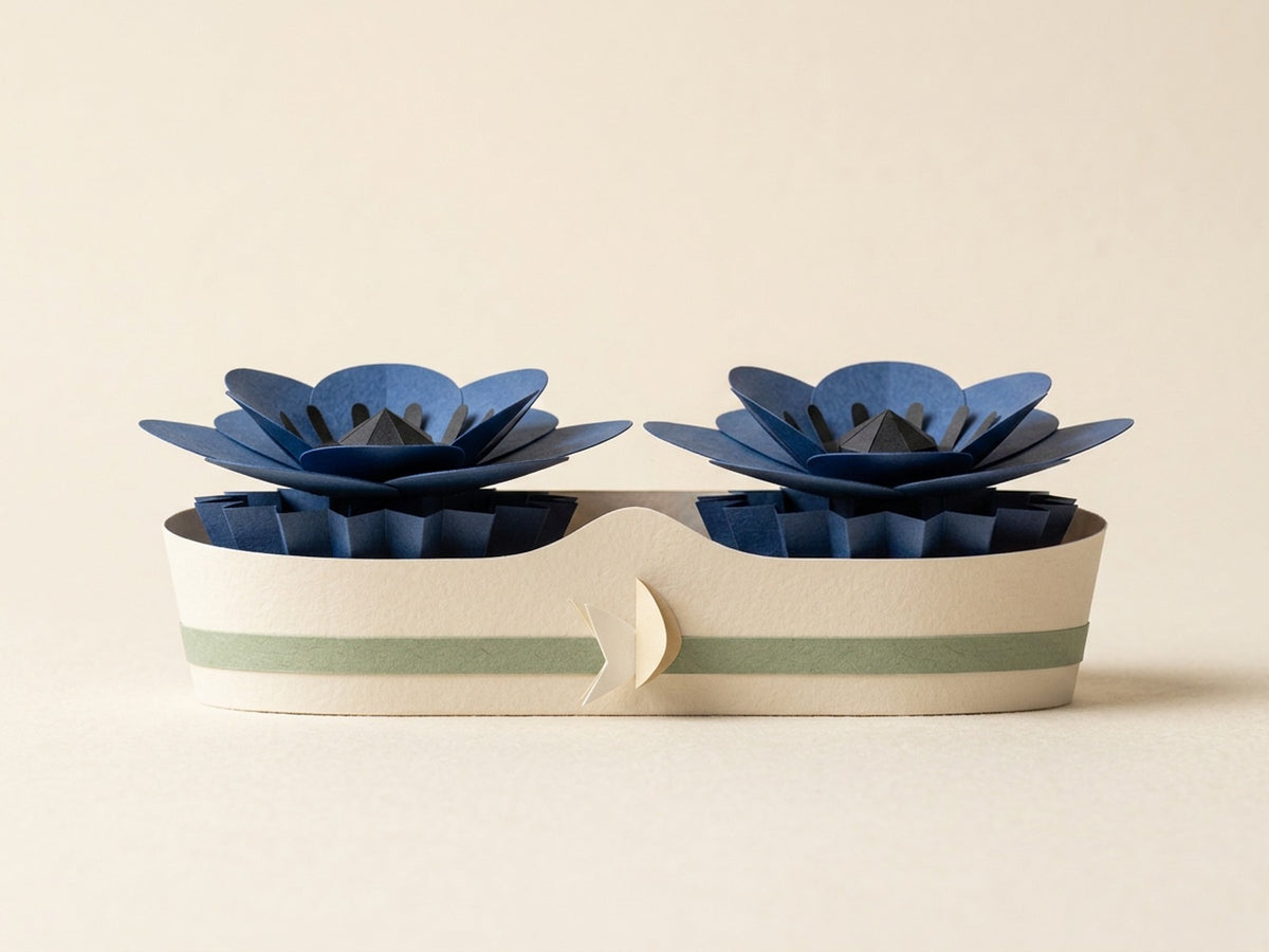 Papierblumen-Strauß-Box mit zwei Anemonen, Vorderansicht