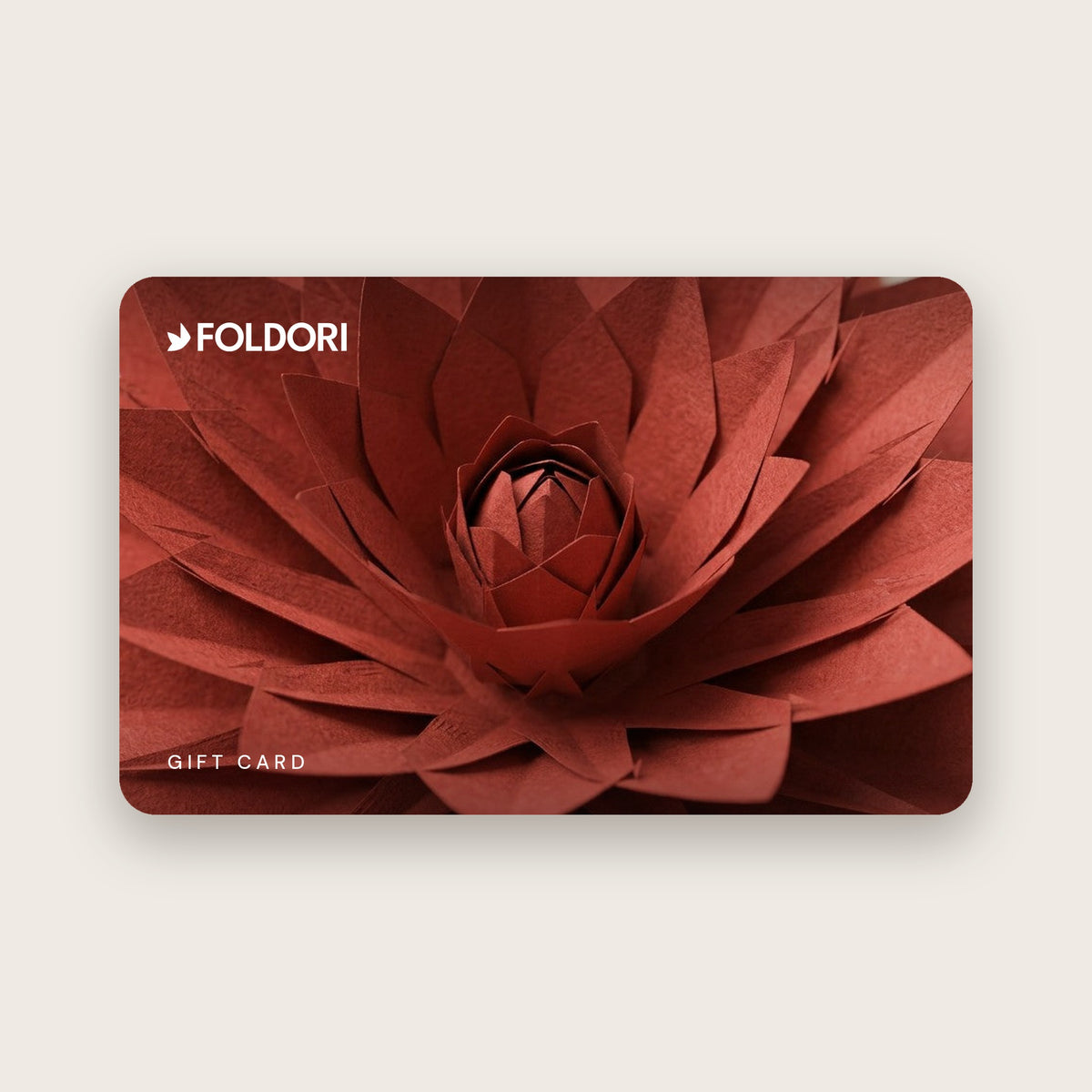 FOLDORI Geschenkkarte mit Nahaufnahme der sumachroten Papierblume Dahlia
