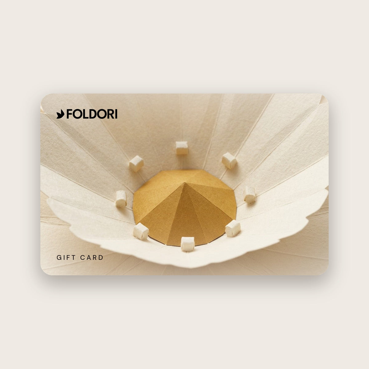 FOLDORI Geschenkkarte mit Nahaufnahme der creme-ockerfarbenen Papierblume Daisy