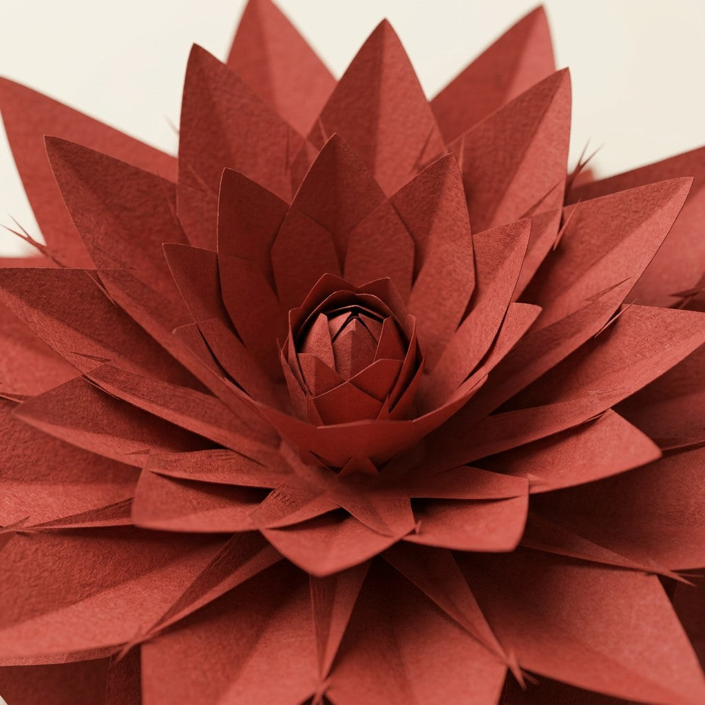 Nahaufnahme der gefalteten Papierblütenblätter der ewigen Papierblume Dahlia in Sumachrot