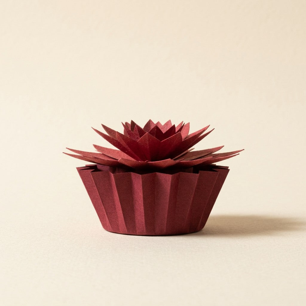 Ewige Papierblume Dahlia in Sumachrot in ihrem farblich passenden plissierten Papierschälchen, Seitenansicht