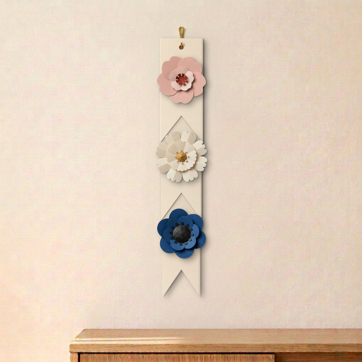 Papierblumen-Girlande, Mischung Blush: Sakura, Daisy und Anemone, Vorderansicht, drei Blumen