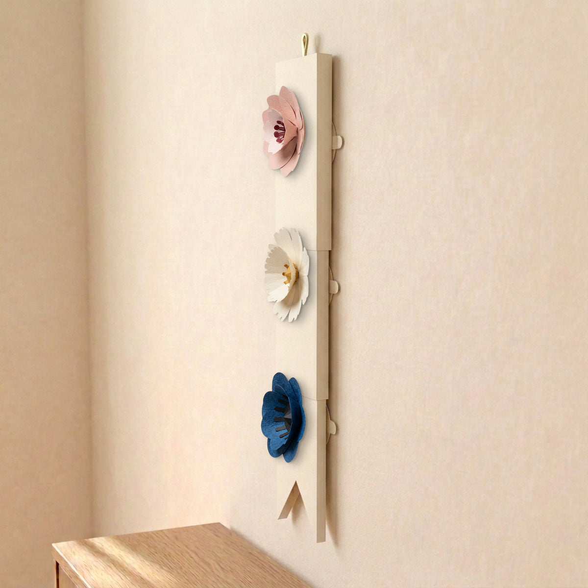 Papierblumen-Girlande, Mischung Blush: Sakura, Daisy und Anemone, Seitenansicht, drei Blumen