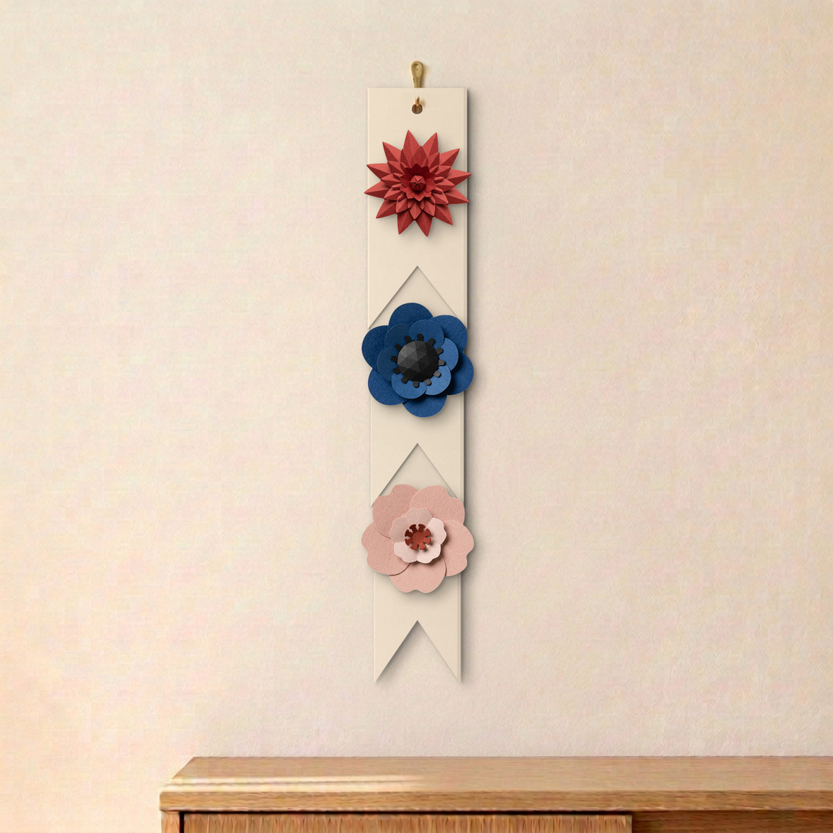 Papierblumen-Girlande, Mischung Bold: Dahlia, Anemone und Sakura, Vorderansicht, drei Blumen