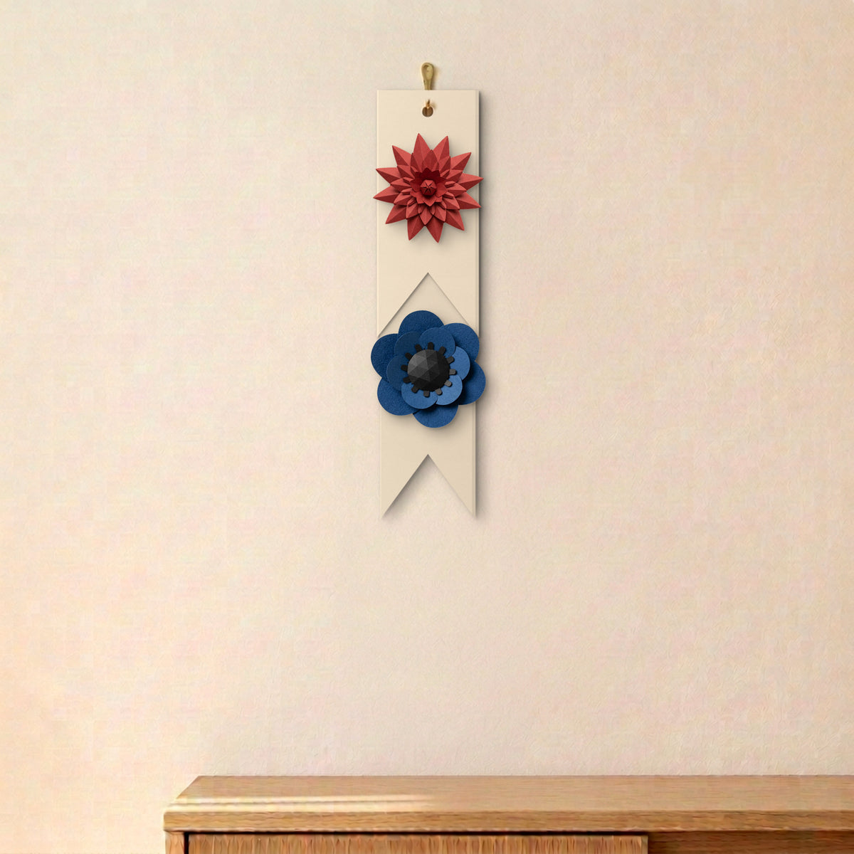 Papierblumen-Girlande, Mischung Bold: Dahlia und Anemone, Vorderansicht, zwei Blumen, unteres Teil abgenommen