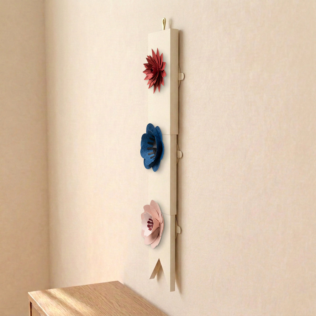 Papierblumen-Girlande, Mischung Bold: Dahlia, Anemone und Sakura, Seitenansicht, drei Blumen