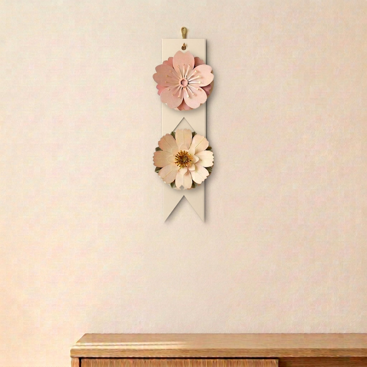 Paper Flowers Trio Blush, Papierblumen-Girlande, zwei Blumen, Vorderansicht, unteres Teil abgenommen
