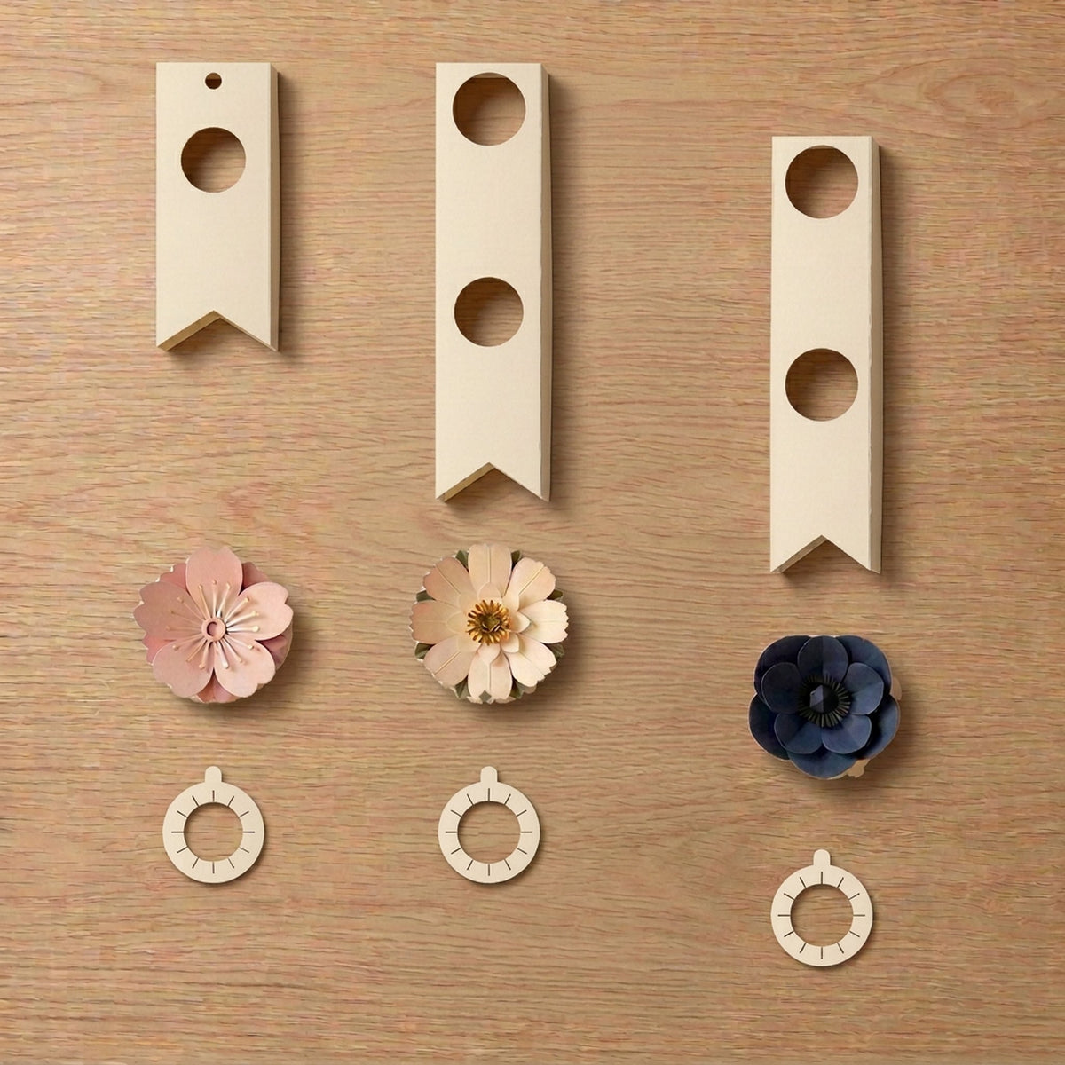 Paper Flowers Trio Blush, Papierblumen-Girlande, drei Teile, Blumen und Papiermanschetten flach ausgelegt