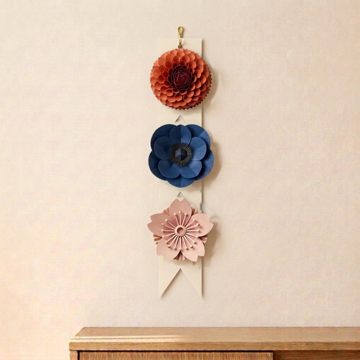 Paper Flowers Trio Bold, Papierblumen-Girlande, drei Blumen, Vorderansicht