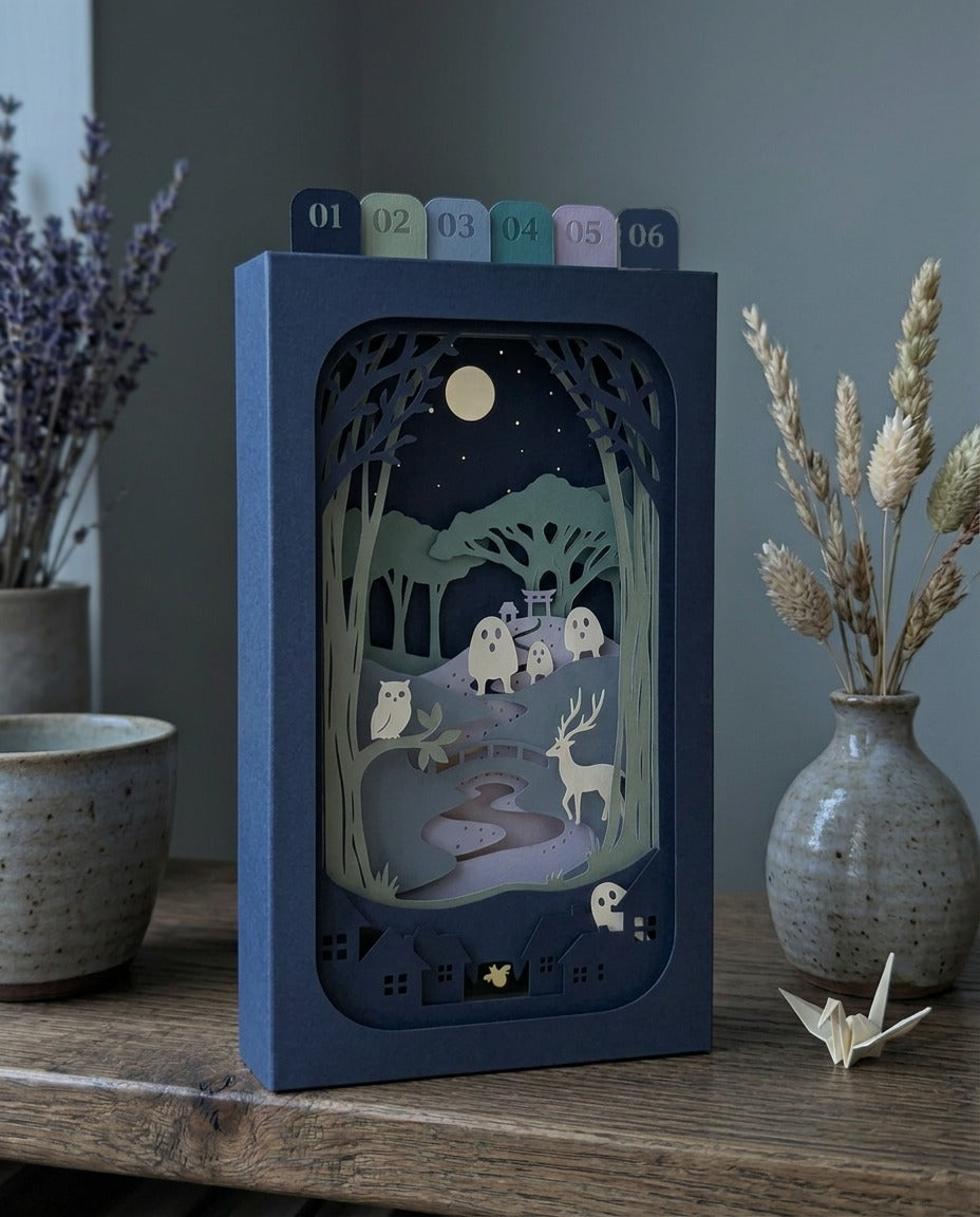 Pocket Story Fluorescent Spirits, scène en papier dans son étui, mise en scène