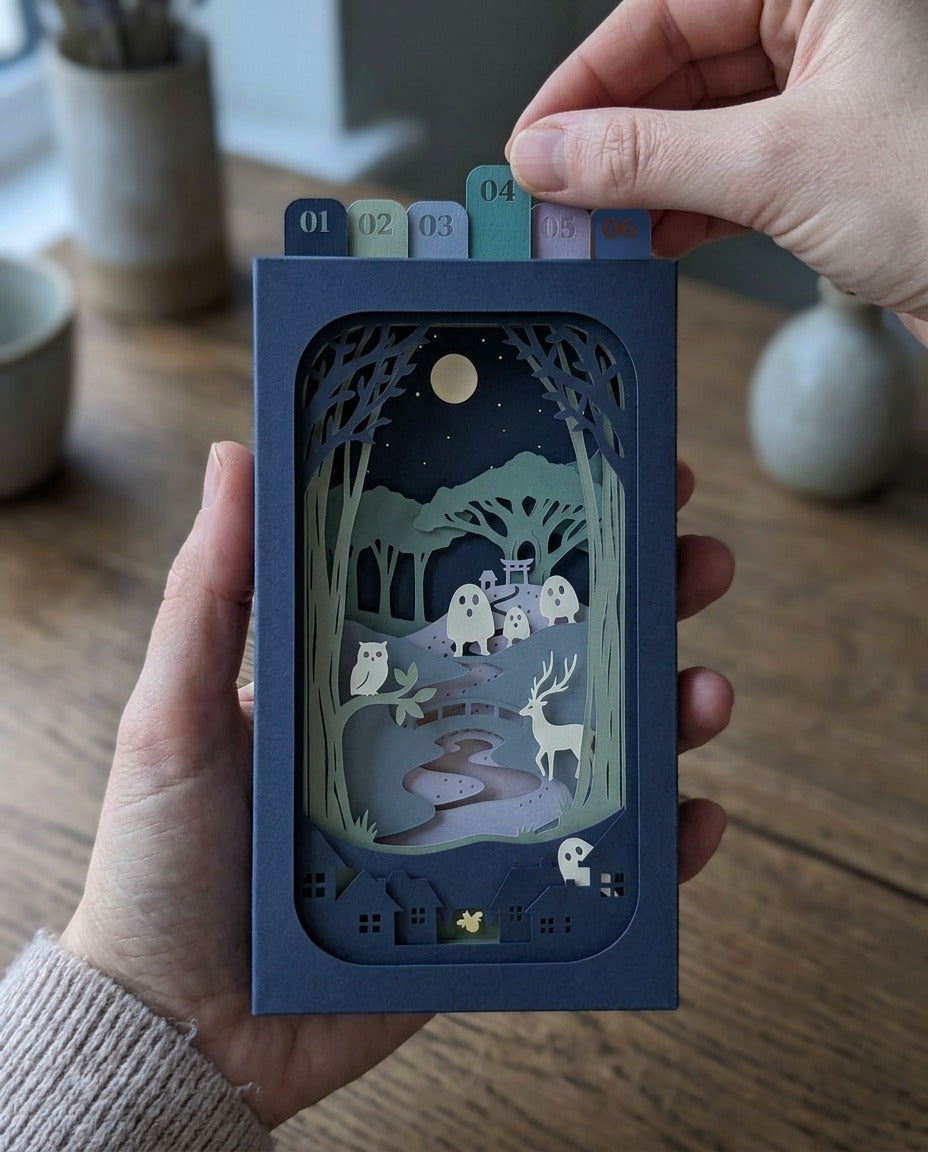 Pocket Story Fluorescent Spirits tenue en main, une scène en papier qui tient dans la paume